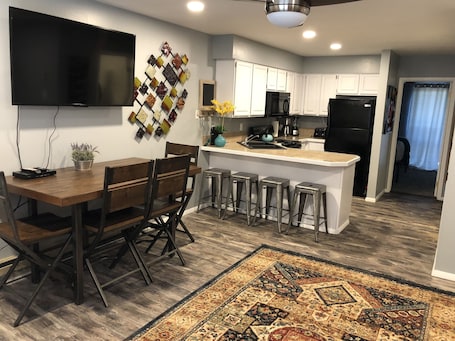 Micro-ondes, plaque de cuisson, cafetière/bouilloire. Condo amusant, Pineview Reservoir, lrg 2 chambres.