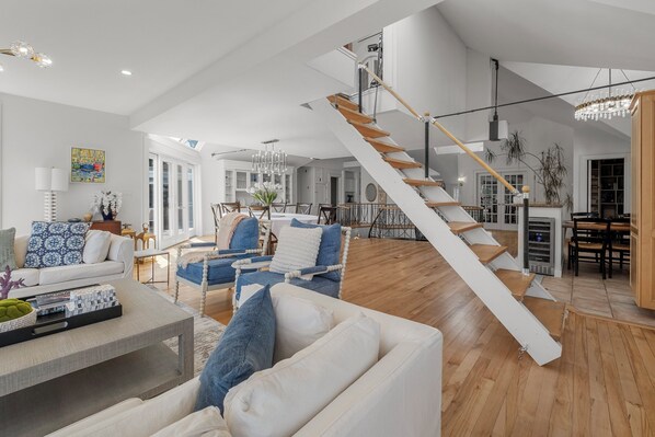 Smart TV, fireplace, video games, books - ✨ Luxury Coastal Estate | 🏝 Rooftop Deck | 🎾 Tennis | 🔥 Firepit | Sleeps 20 (cape neddick)