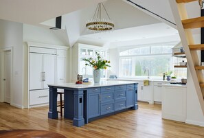 Réfrigérateur, four à micro-ondes, un four, surface de cuisson