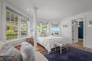 8 bedrooms, desk, iron/ironing board, travel cot