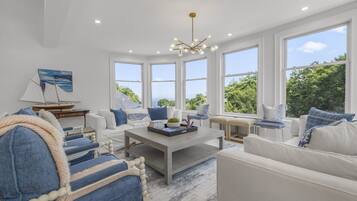 Smart TV, lareira, videogames, livros