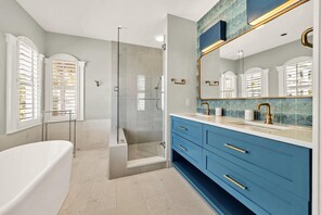 Een douche, een haardroger, handdoeken