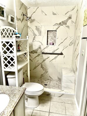 Regadera, secadora de cabello, toallas, jabón 
