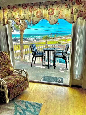 Smart-TV, DVD-spiller, bøker og filmbibliotek