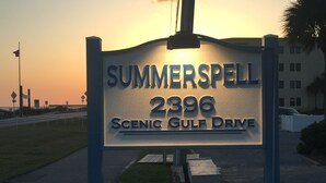 Schild für Summerspell in der Scenic Gulf Drive 2396.