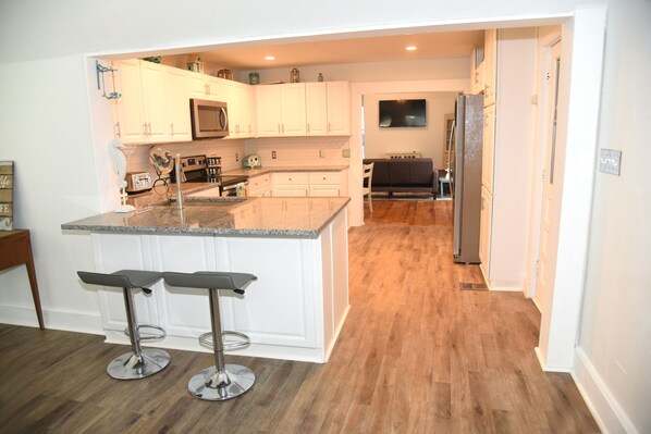 Refrigerador, microondas, horno y lavavajillas 