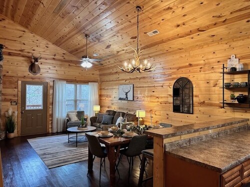 Uudempi mökki, vuodepaikkoja 6, 2 king-sviittiä, TEATTERI, poreallas, loma-allas, 1 km Pkwylle