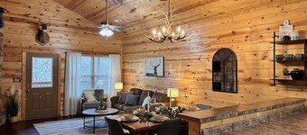 Newer Cabin, Sleeps 6, 2 King Suites, THEATER, Hot Tub, Resort Pool,1 mi to Pkwy