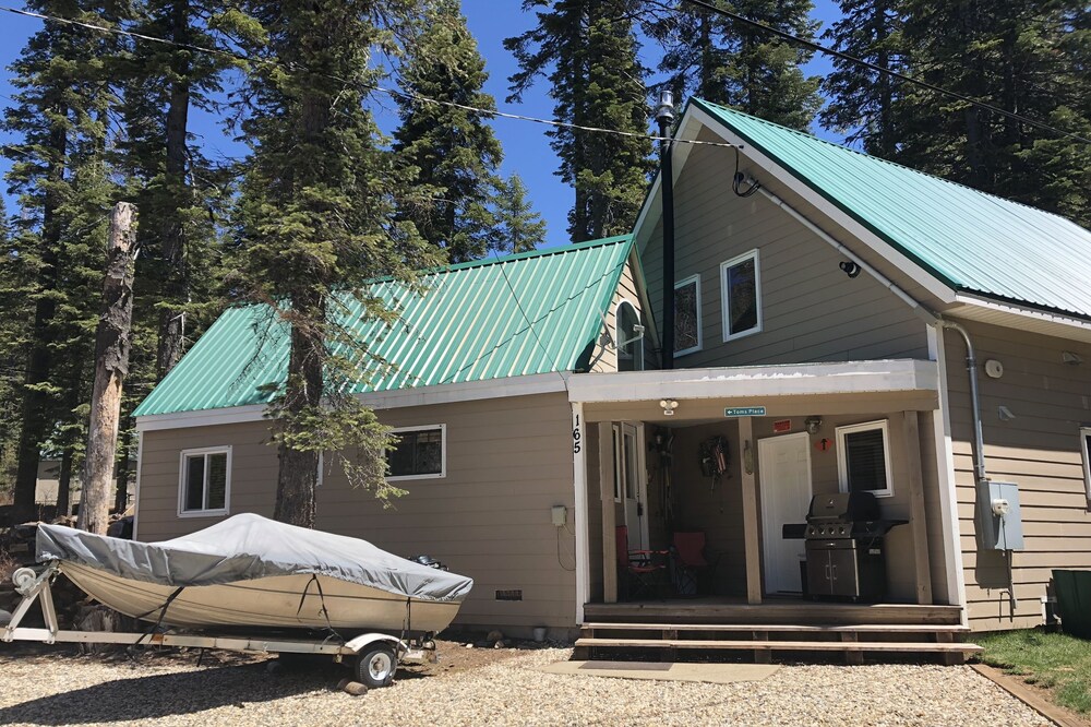 Cozy cabin at beautiful Bucks Lake, across road from lake. Recently remodeled.