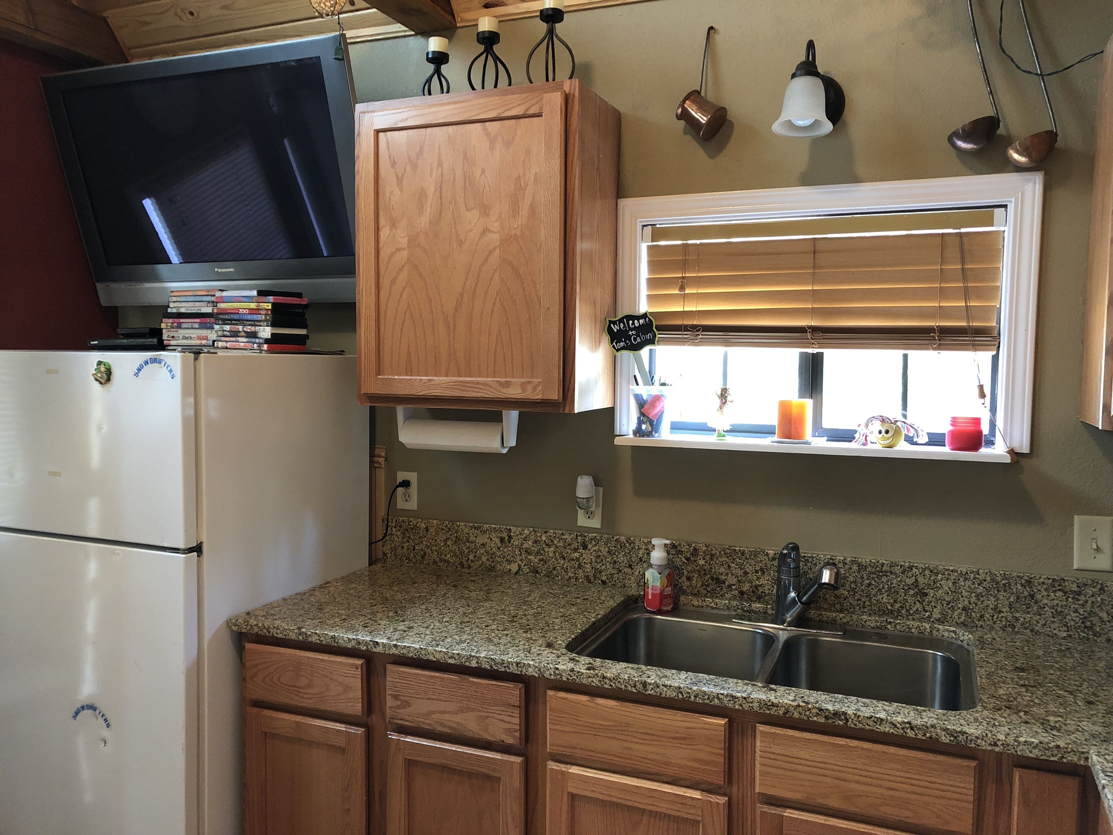 Cozy cabin at beautiful Bucks Lake, across road from lake.  Recently remodeled.