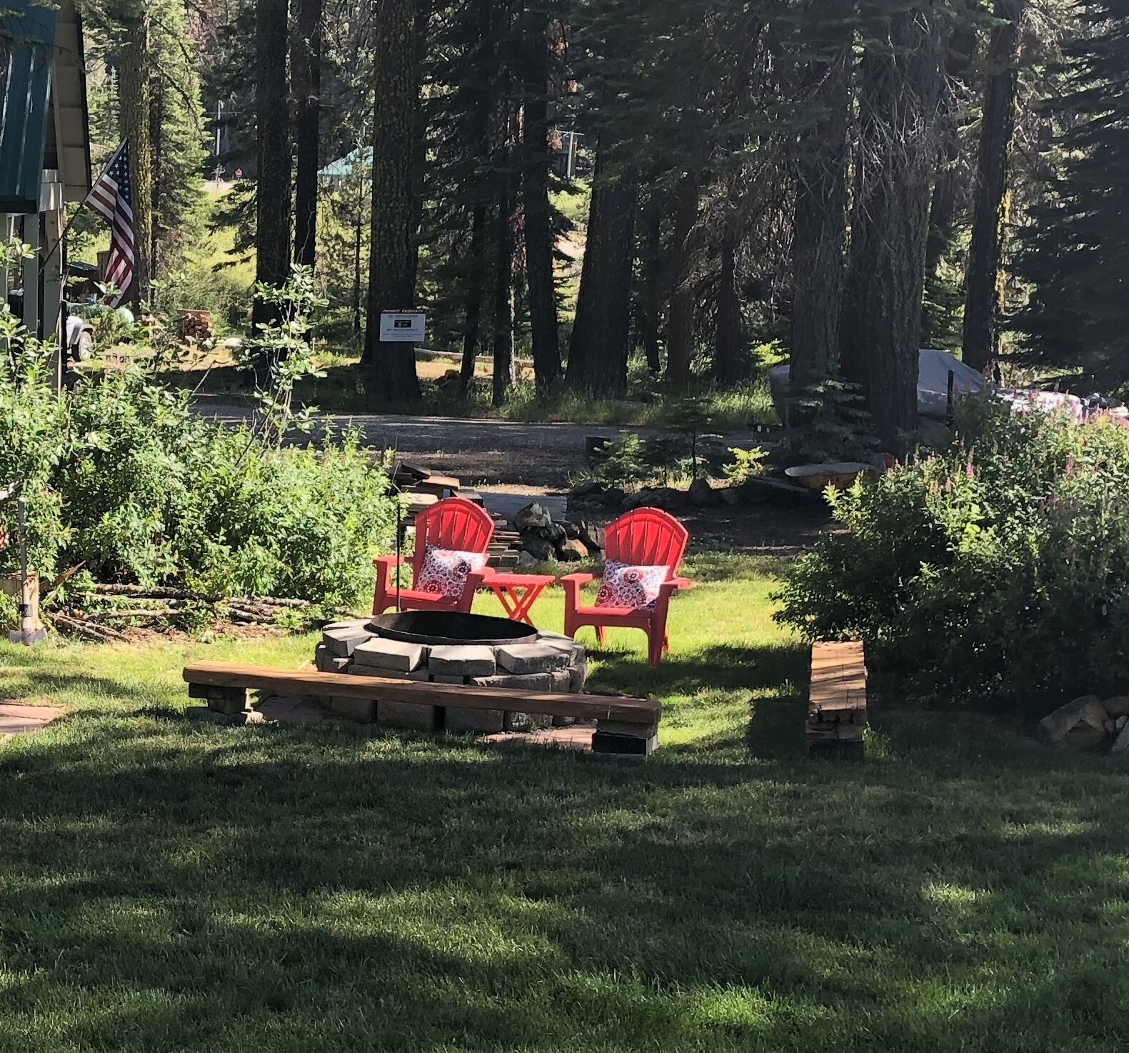 Cozy cabin at beautiful Bucks Lake, across road from lake. Recently