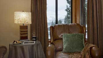 Smart TV, fireplace, DVD player, table tennis