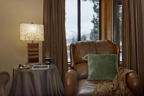 Una Smart TV, una chimenea, un reproductor de DVD