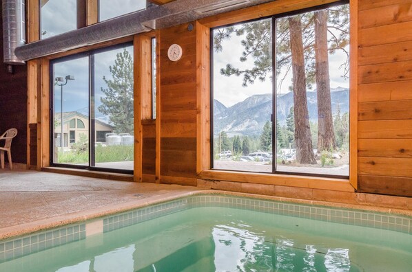 Innendørsbasseng og et oppvarmet basseng