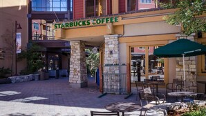 Starbucks-kahvila, jossa on ulkotila ja kivipylväät.