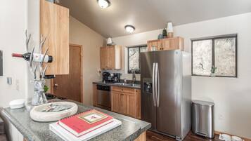 KĂŒhlschrank, Mikrowelle, Ofen, Herdplatte