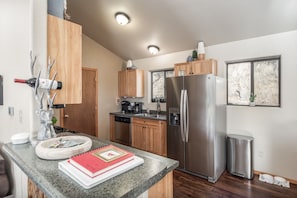 Kjøleskap, mikrobølgeovn, ovn og kokeplater