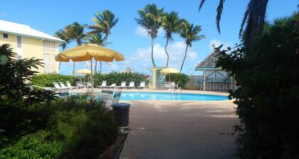 Beach Condo in Great Location with Cruzan Rum Bar
