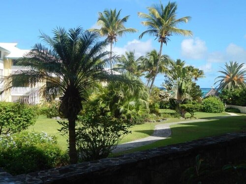 Beach Condo in Great Location with Cruzan Rum Bar