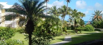 Beach Condo in Great Location with Cruzan Rum Bar