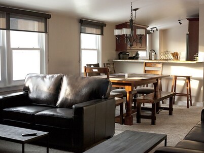 Sunny 3 Bedroom Ski In/ Ski Out to Toll House.