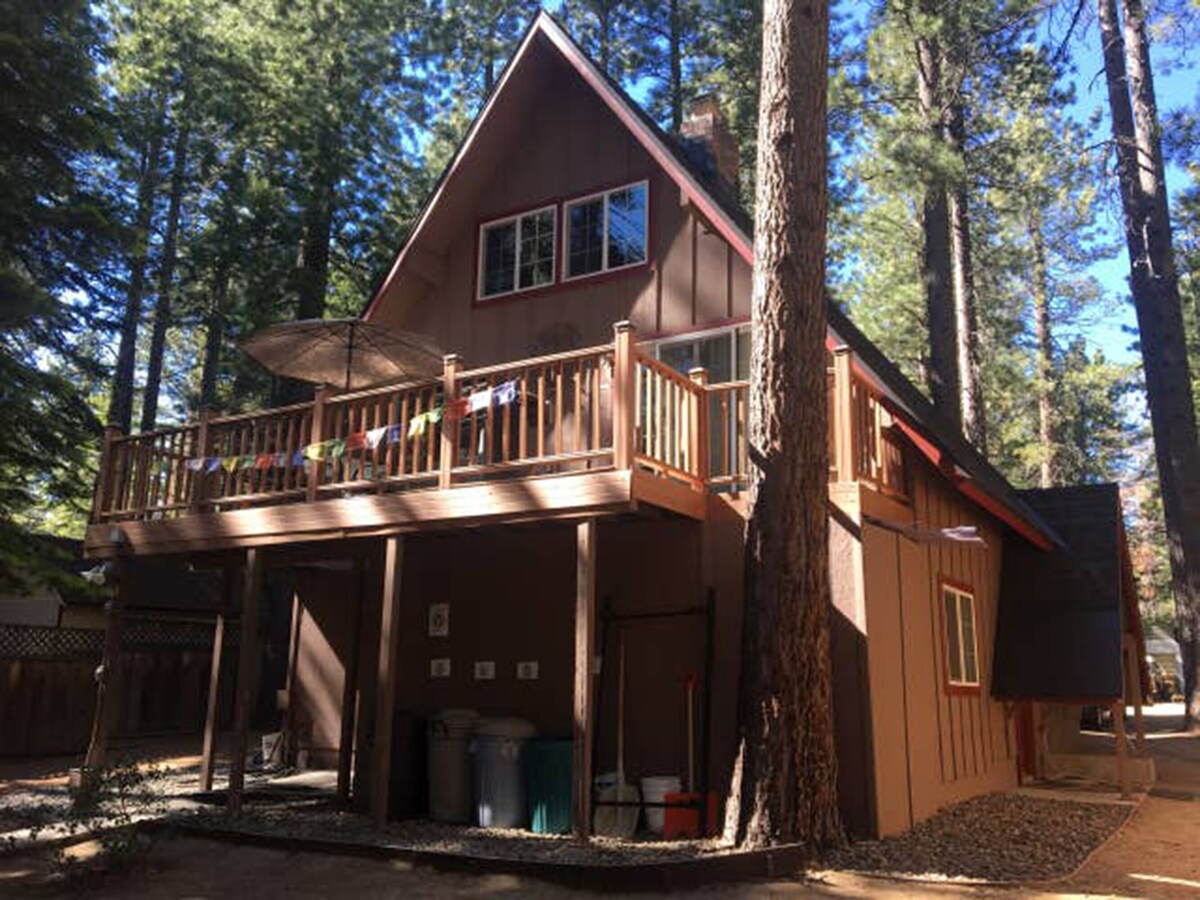 Multi-level A-Frame Cabin w/ PRIVATE HOT TUB, SAUNA 
-Sleeps 8, 2 cars only