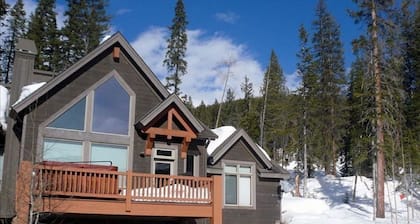 Luxury 5br 4.5 Bath, 2 Primary Bedrooms! Across from Ski Resort. License 005650