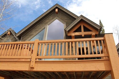 Luxury 5br 4.5 Bath, 2 Primary Bedrooms! Across from Ski Resort. License 005650