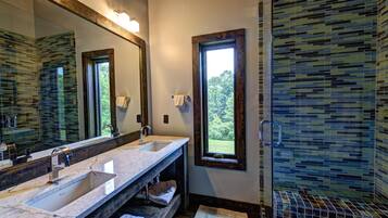 Duschwanne, Handtücher, Seife, Toilettenpapier