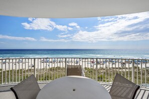 Property grounds - Beach Front corner Unit/ Free Beach Service & Wifi /Onsite Parking/Full Kitchen (Panama City Beach)