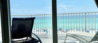 Beach Front corner Unit/ Free Beach Service & Wifi /Onsite Parking/Full Kitchen