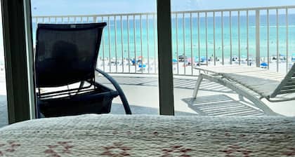Beach Front corner Unit/ Free Beach Service & Wifi /Onsite Parking/Full Kitchen