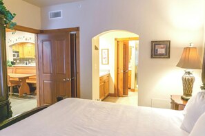 2 slaapkamers, een strijkplank/strijkijzer, internet, beddengoed