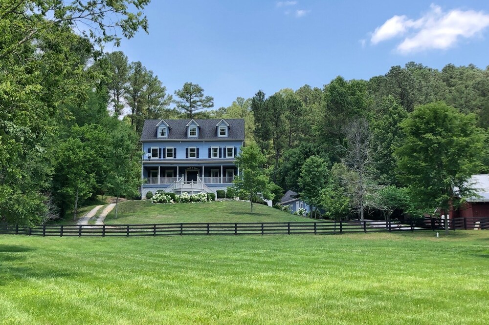 The Big Blue House - 6000sf of Luxury in Leiper's Fork