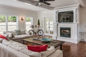 Älytelevisio, takka, kirjoja