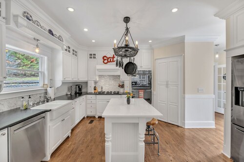 The Big Blue House - 6000sf ylellisyyttä Leiperin haarnissa