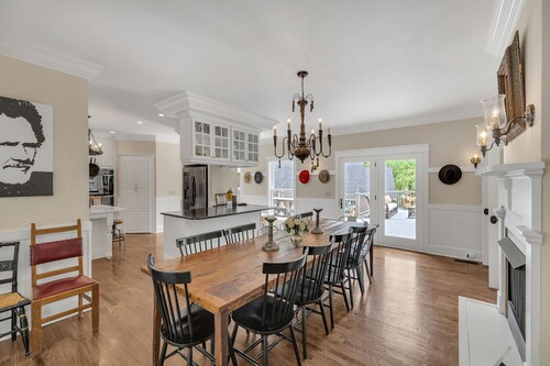 The Big Blue House - 6000sf of Luxury in Leiper's Fork