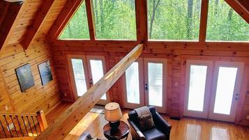 Älytelevisio, takka, DVD-soitin, kirjoja