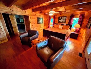 3 makuuhuonetta, työpöytä, silitysrauta/-lauta, vauvan matkasänky