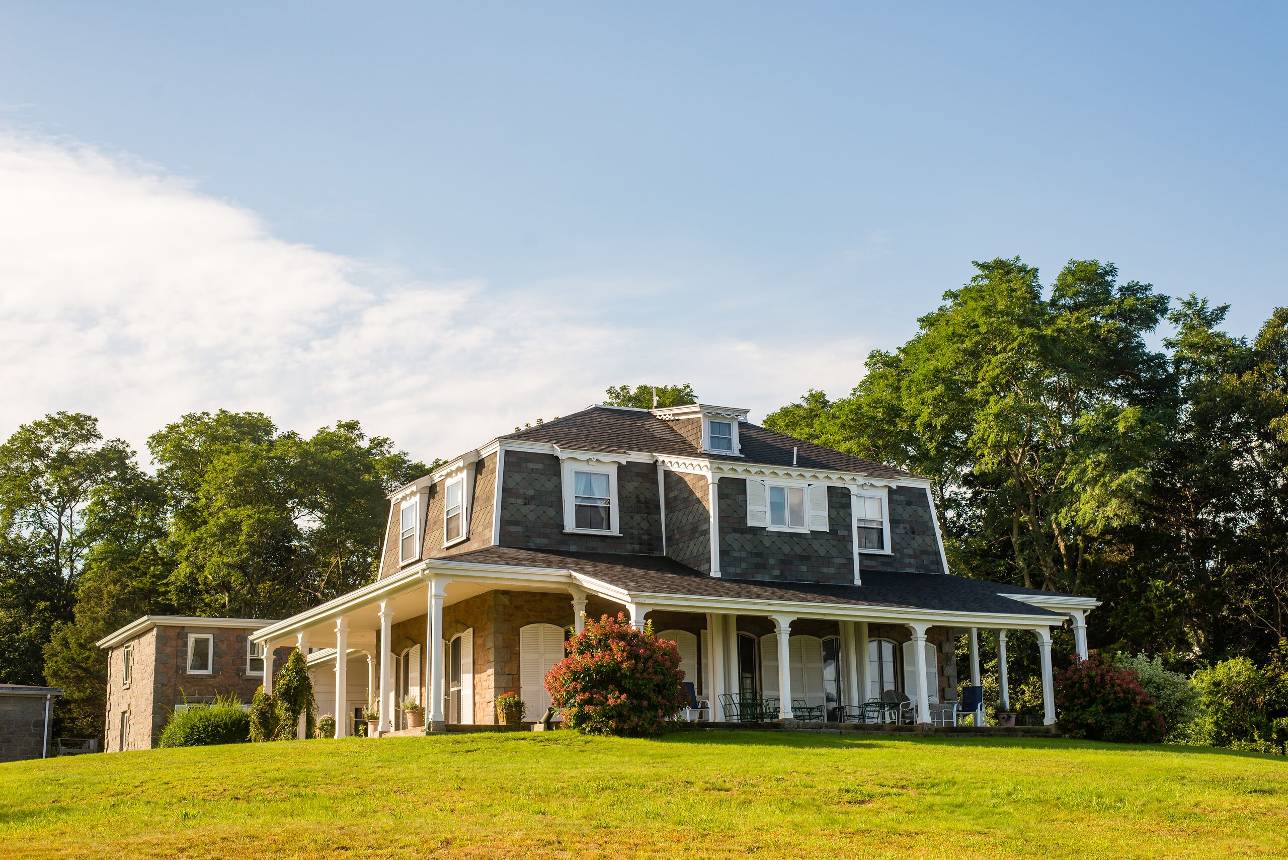 Elegant Bayview Victorian Home - Walk to Beach