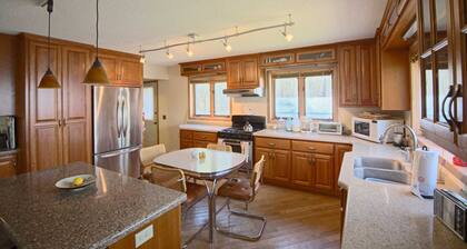 White Pine Lodge- secluded lakehome on 40 acres, click pic for Fall deals