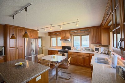 White Pine Lodge- secluded lakehome on 40 acres, click pic for Fall deals