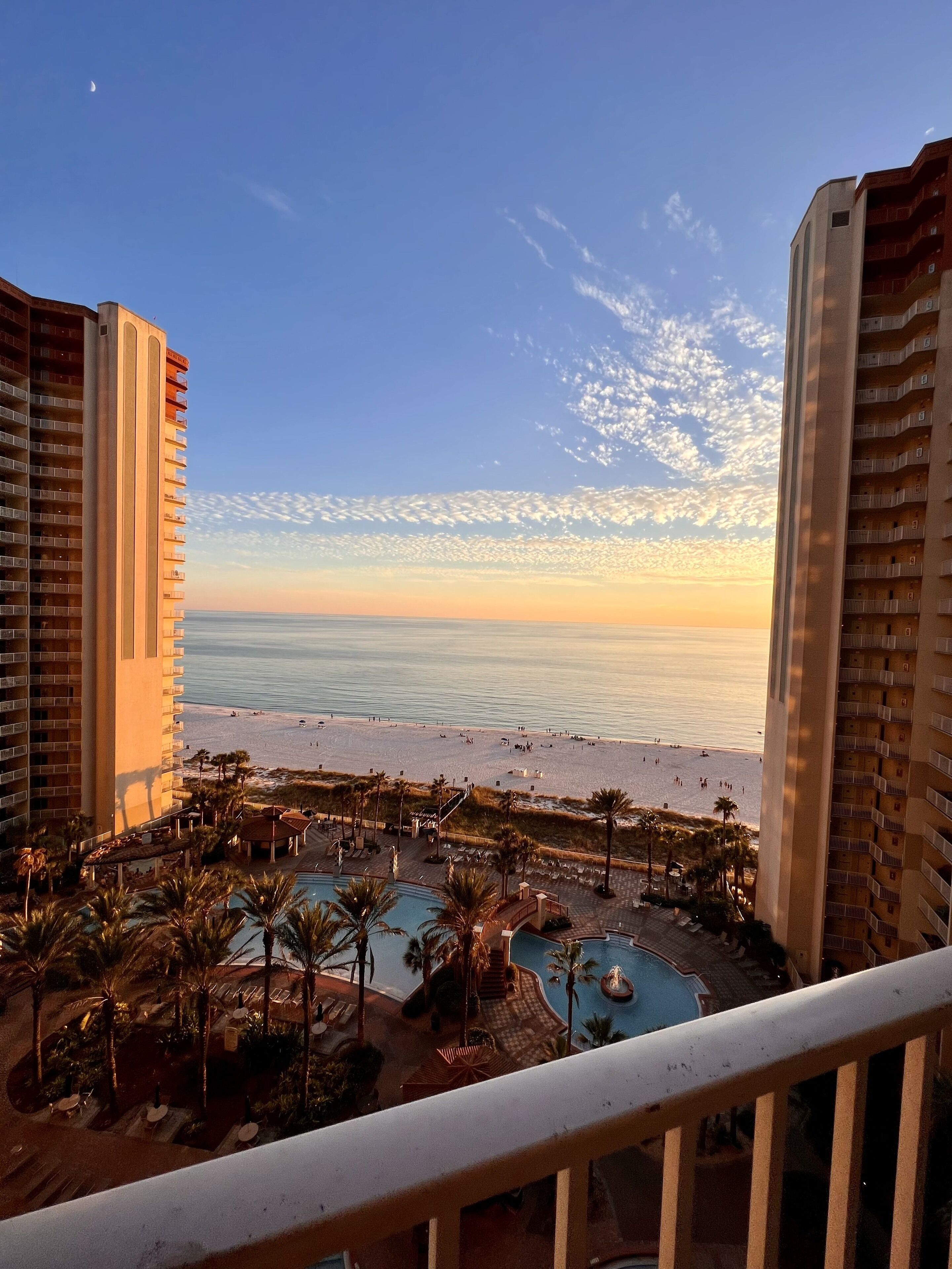 Un resort con piscina, playa y vista al océano.