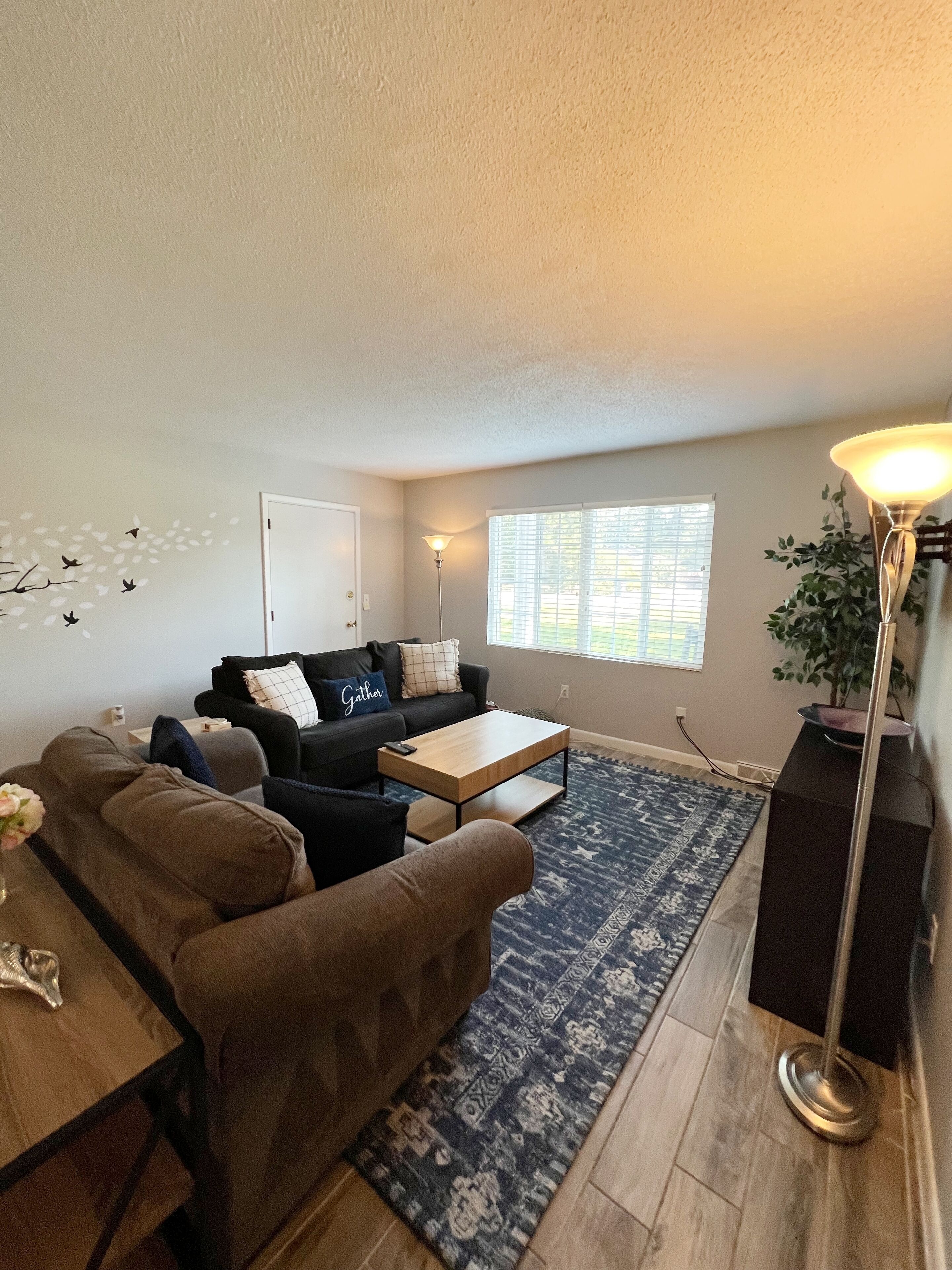 Walkable to Food/Shopping, 5 min to Beach/Downtown! Mile from Shem Creek/Bridge!