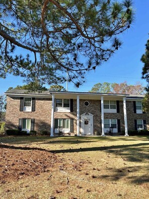 Exterior - Walkable to Food/Shopping, 5 min to Beach/Downtown! Mile from Shem Creek/Bridge! (Mount Pleasant)
