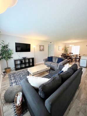 TV - Walkable to Food/Shopping, 5 min to Beach/Downtown! Mile from Shem Creek/Bridge! (Mount Pleasant)
