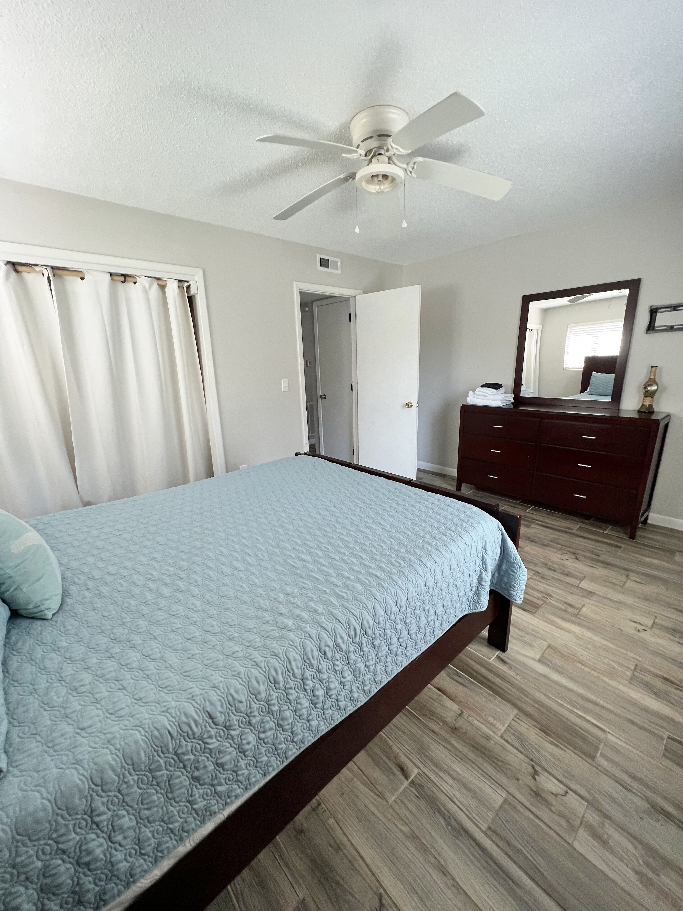 Walkable to Food/Shopping, 5 min to Beach/Downtown! Mile from Shem Creek/Bridge!