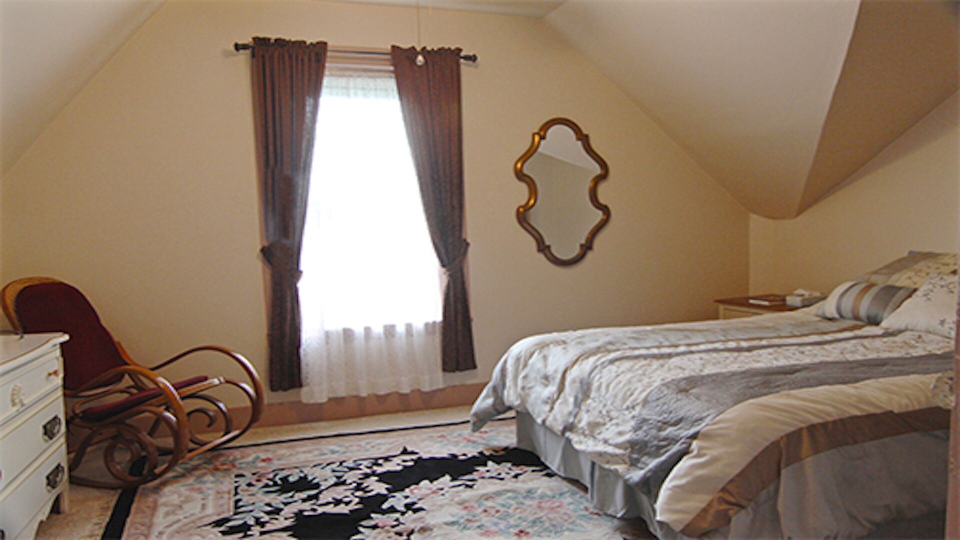 Stunning Views...Steps to Main Street, Family and Pet-friendly, Free Parking