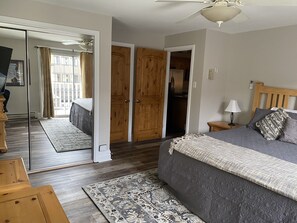 2 bedrooms, in-room safe, desk, iron/ironing board