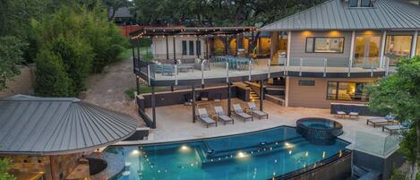 حمّام سباحة مُدفَّأ